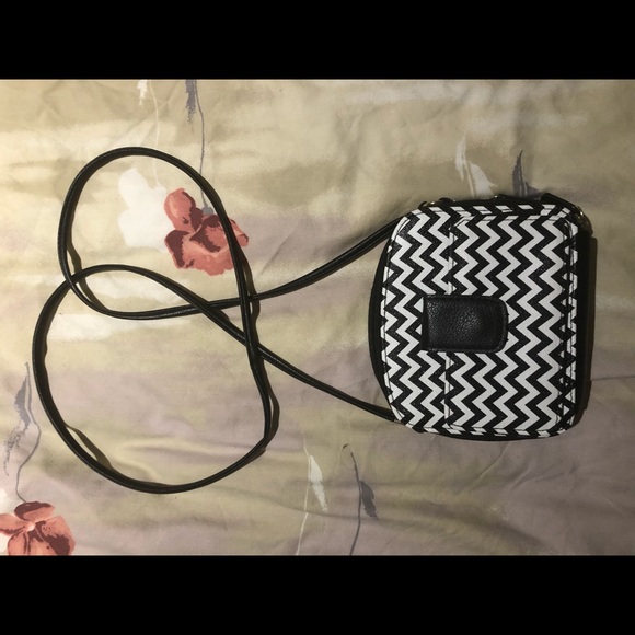 Cheveron black and white print crossbody bag - Picture 3 of 3